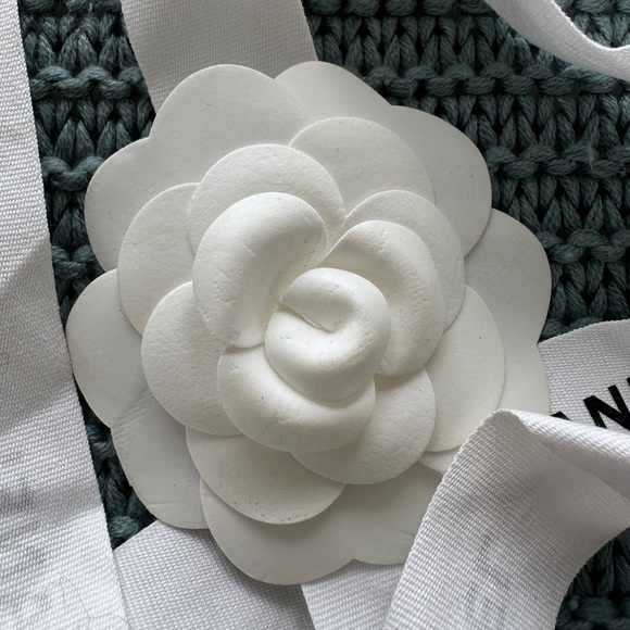 Chanel ribbon with a camellia - Picture 3 of 3